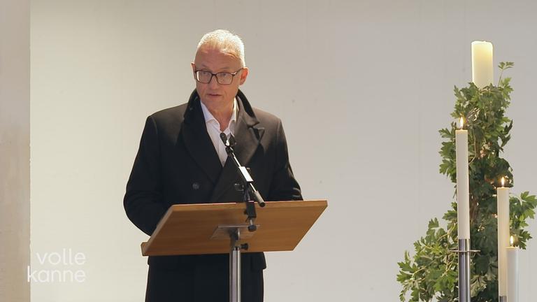 Trauerredner Frank Beckert an der Kanzel