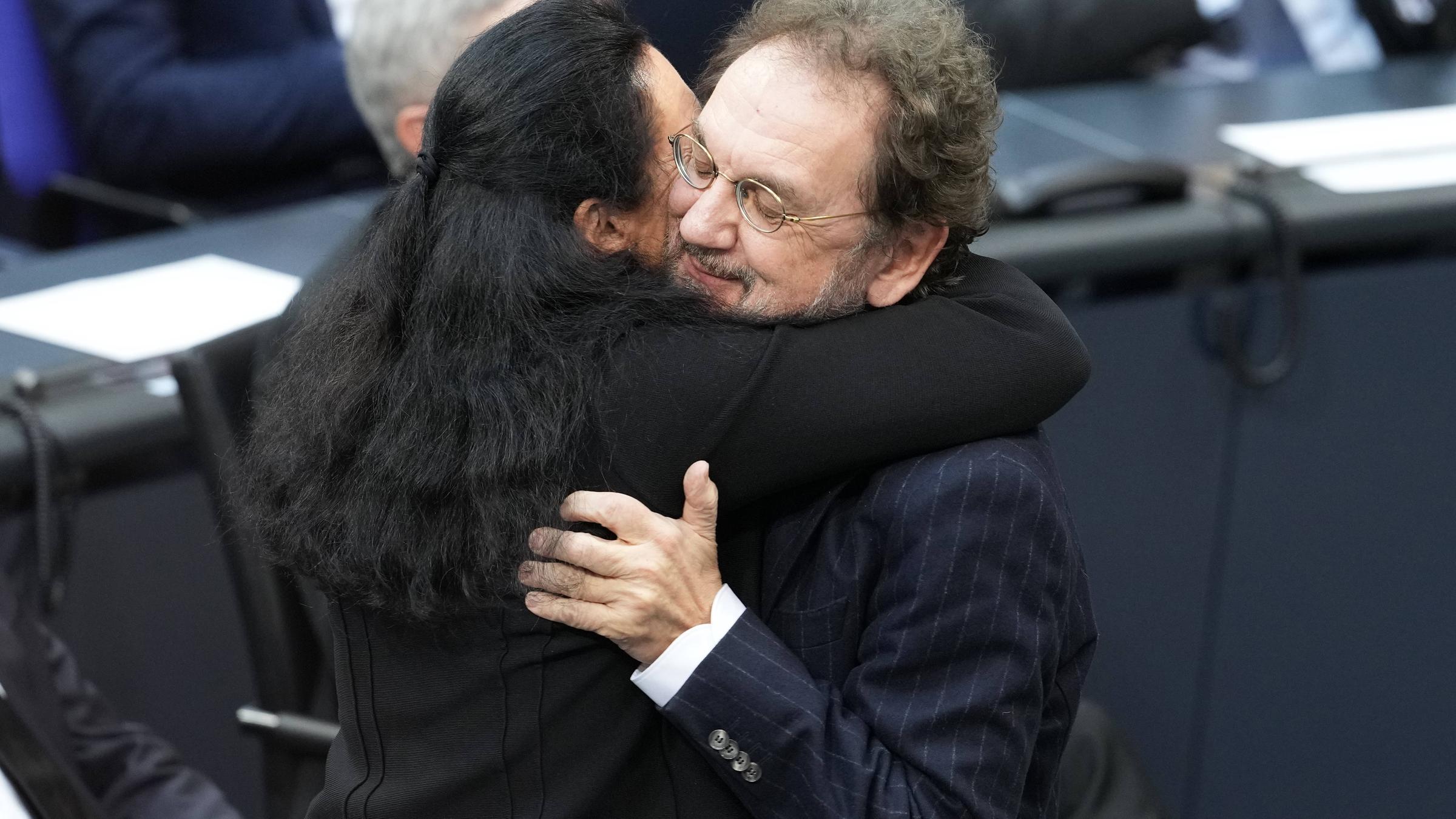 Claudia Süssmuth Dyckerhoff Tochter von Rita Süssmuth umarmt sehr herzlich und in grosser Dankbarkeit Prof. Dr. Heribert Prantl nach seiner Gedenkrede beim offiziellen Trauerstaatsakt des Bundestages anlässlich des Todes von Dr. Rita Suessmuth