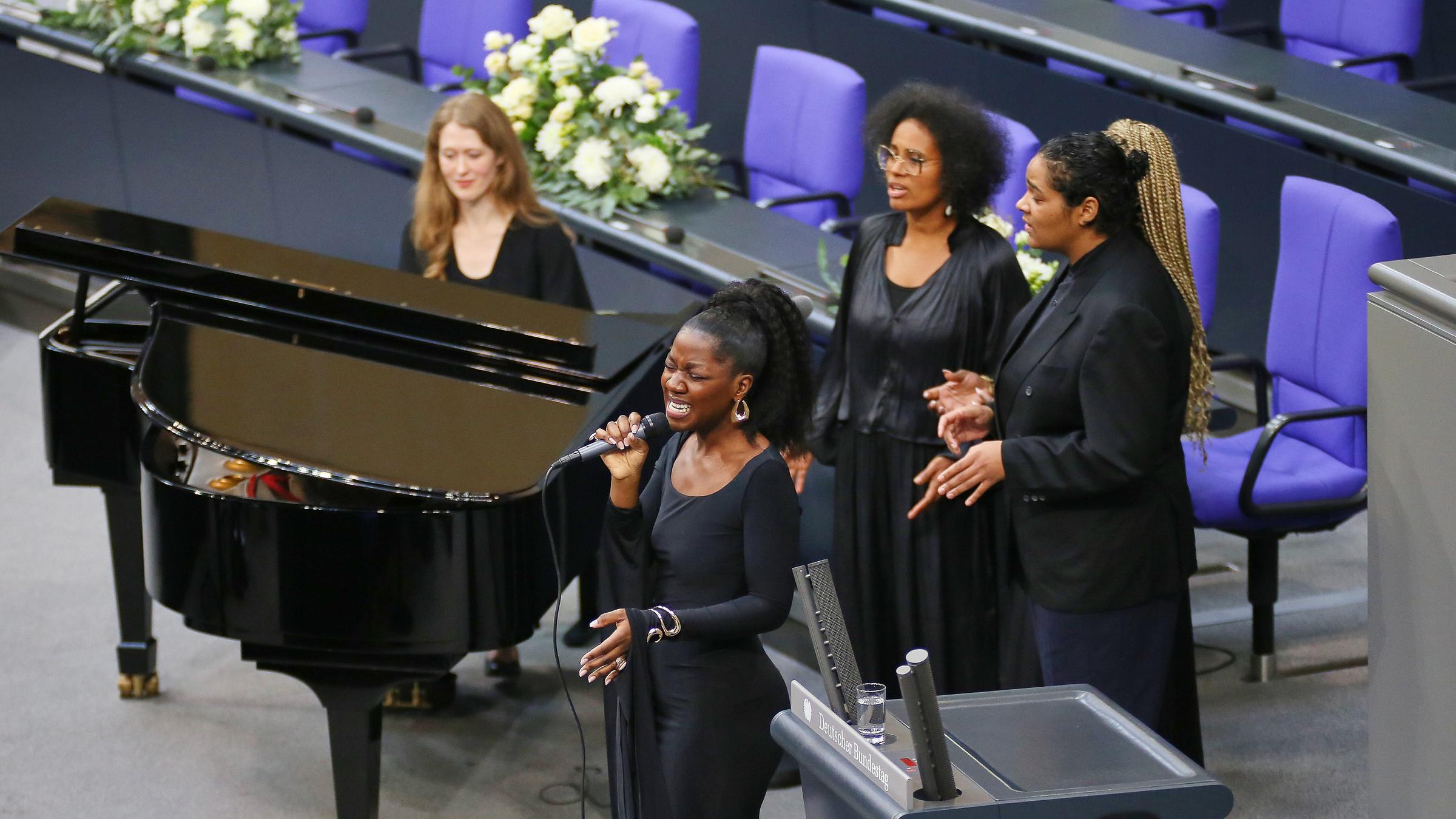 Deutscher Bundestag: Trauerstaatsakt fuer Rita Süssmuth: Emily Intsiful singt "I Say A Little Prayer" mit Jarita Freydank, Toshin und King Josephine