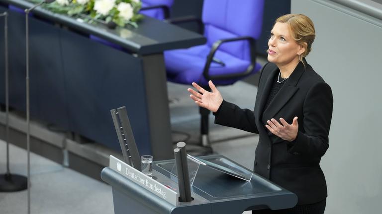 Trauerstaatsakt im Bundestag für Dr. Rita Süssmuth Bundetagspraesidentin Julia Klöckner bei ihrere Rede beim offiziellen Trauerstaatsakt des Bundestages anlässlich des Todes von Dr. Rita Süssmuth