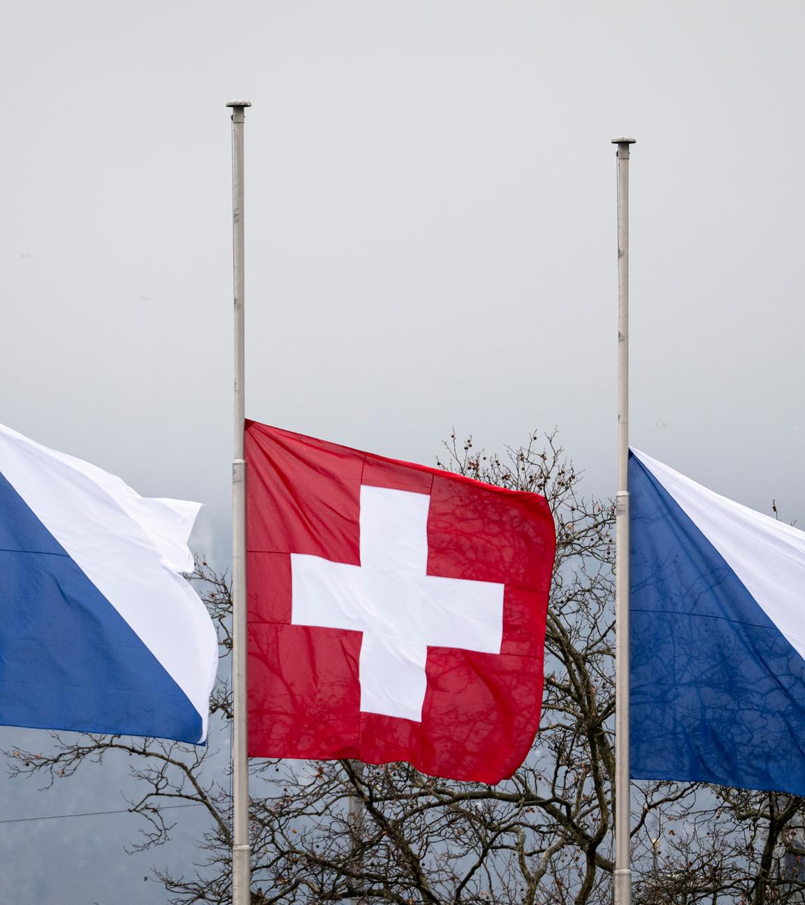 Als Zeichen der Trauer der Brandkatastrophe in Crans-Montana sind die Flaggen der Schweiz und vom Kanton Zürich bei der Quaibrücke auf Halbmast.