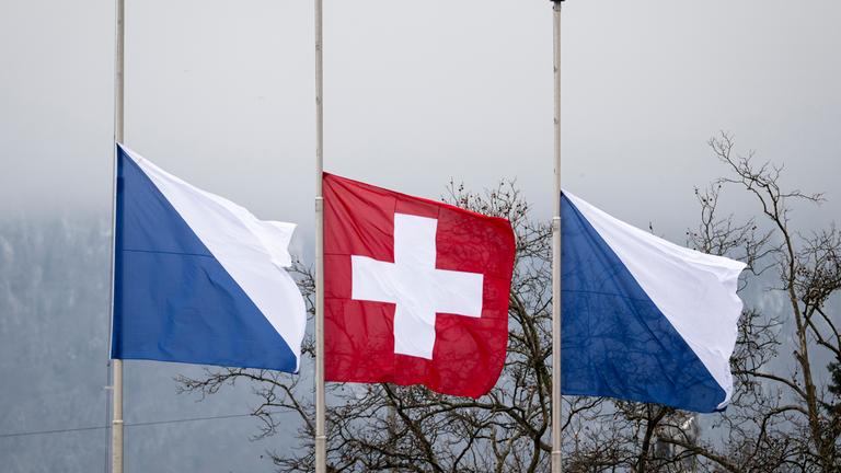Als Zeichen der Trauer der Brandkatastrophe in Crans-Montana sind die Flaggen der Schweiz und vom Kanton Zürich bei der Quaibrücke auf Halbmast.