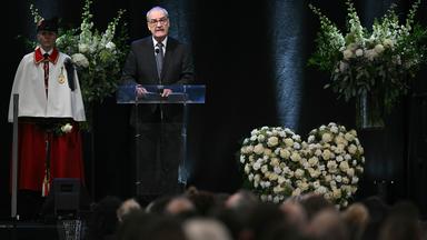 Der Schweizer Bundespräsident Guy Parmelin hält eine Rede bei der Gedenkfeier für die Opfer des tödlichen Feuers, das in der Silvesternacht in Crans-Montana ausgebrochen war.