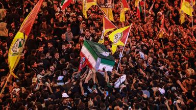 Trauernde nehmen am Trauerzug für den verstorbenen obersten Führer des Iran, Ajatollah Ali Chamenei, am Imam-Hussein-Schrein in Kerbela teil.