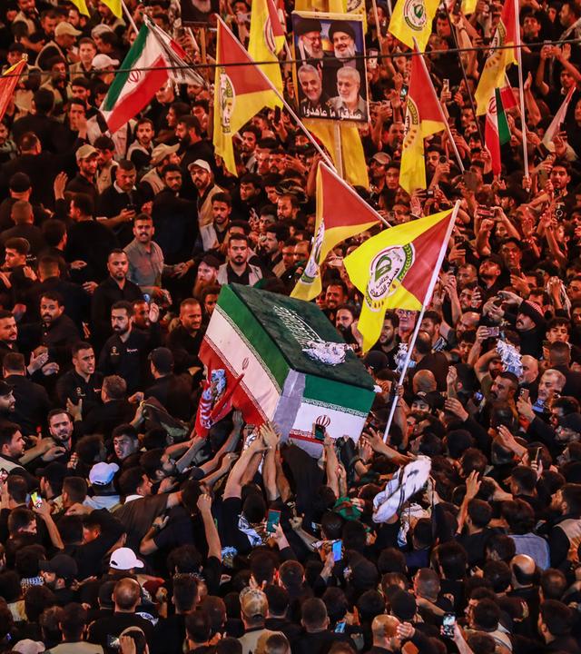 Trauernde nehmen am Trauerzug für den verstorbenen obersten Führer des Iran, Ajatollah Ali Chamenei, am Imam-Hussein-Schrein in Kerbela teil.