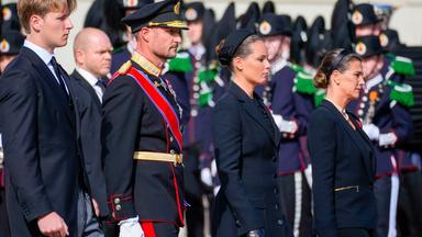 Trauerprozession durch Oslo wird von König Harlds Sohn König Haakon und Kronprinzessin Ingrid Alexandra begleitet