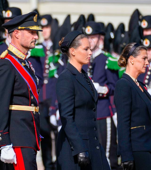 Trauerprozession durch Oslo wird von König Harlds Sohn König Haakon und Kronprinzessin Ingrid Alexandra begleitet