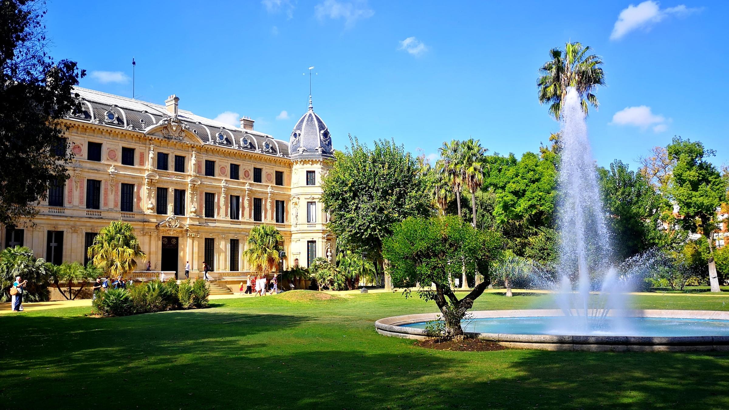 Springbrunnen vor einem Schloss in Jerez de la Frontera.