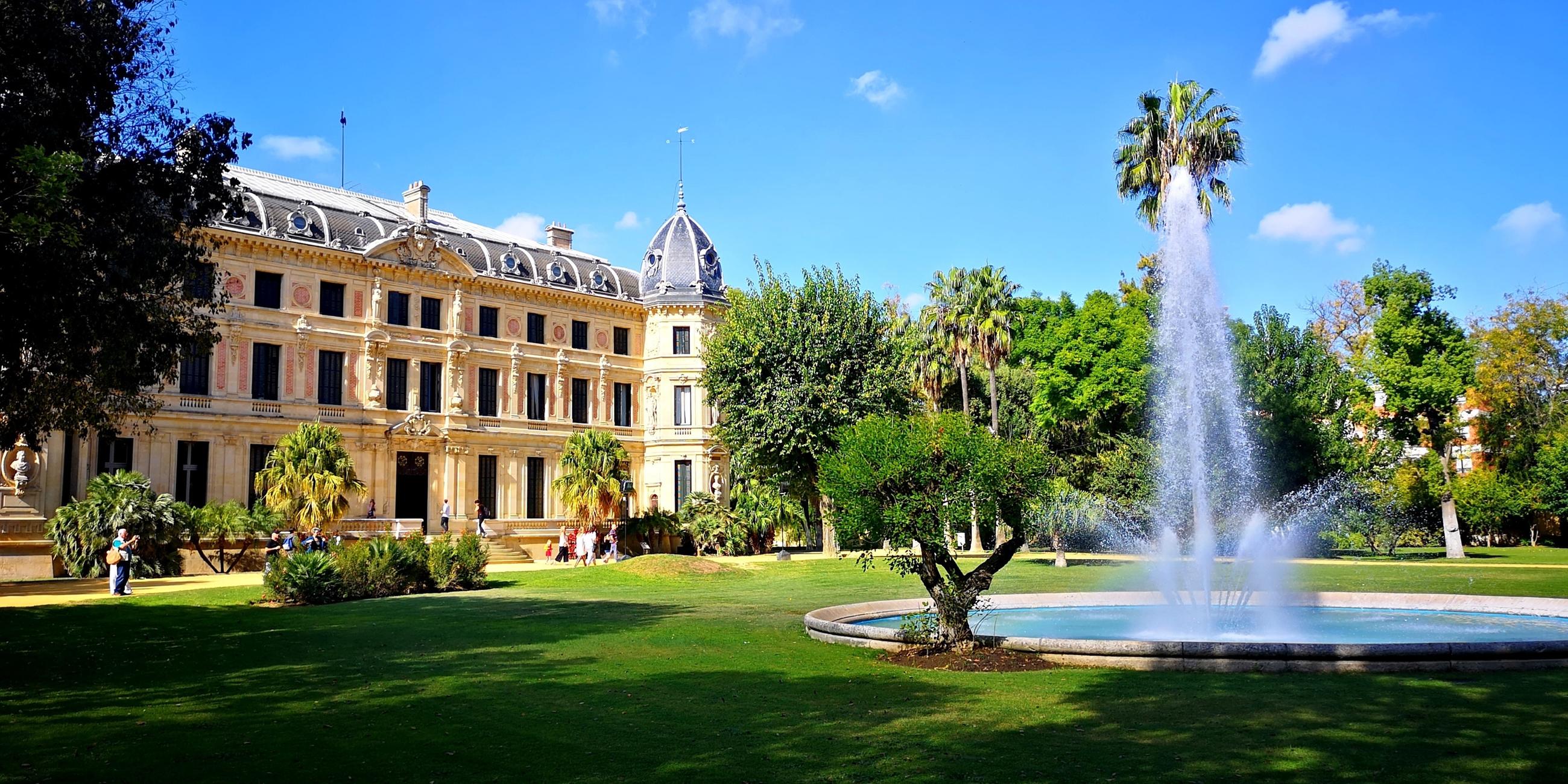 Springbrunnen vor einem Schloss in Jerez de la Frontera.