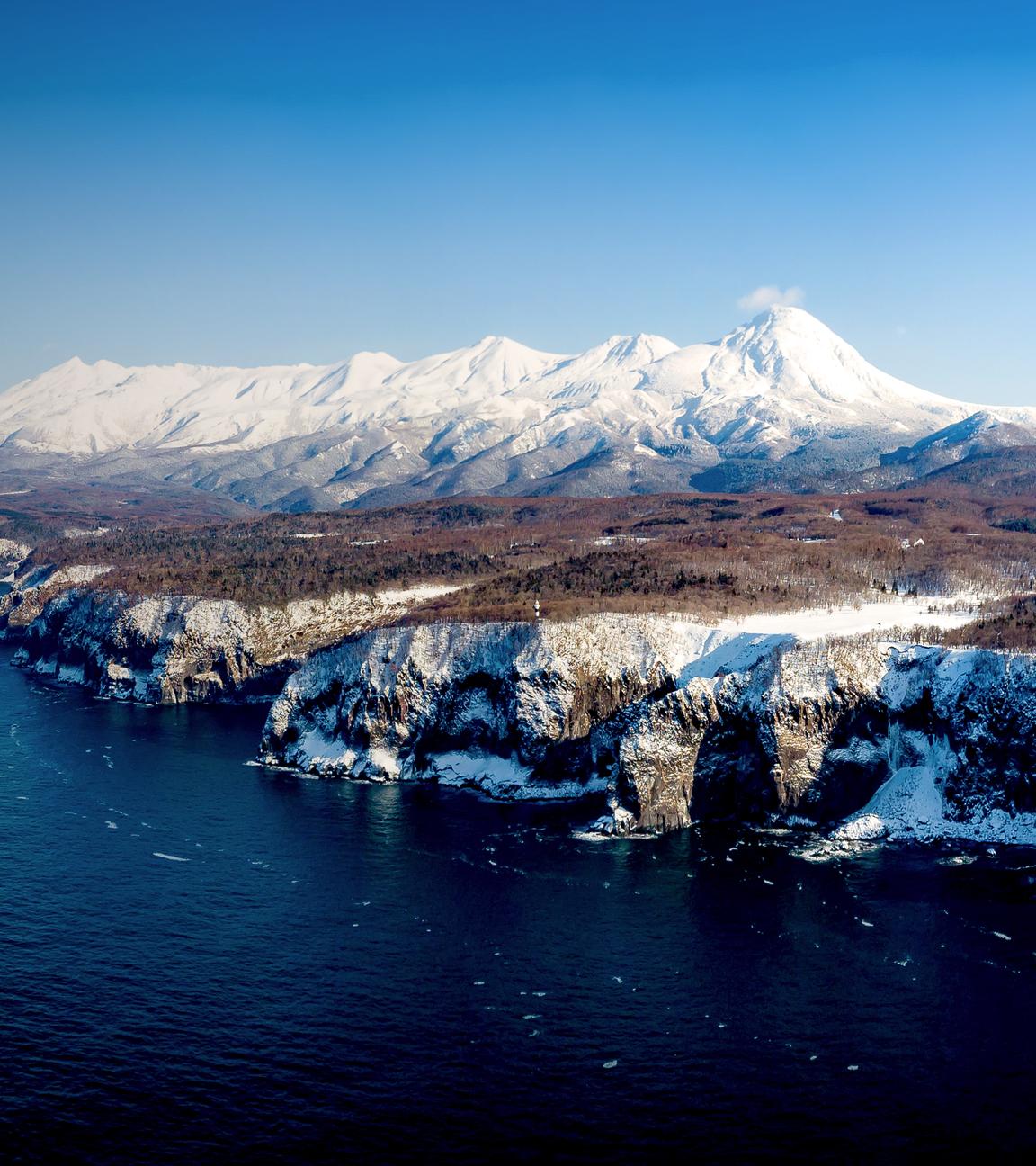 Panoramablick auf die Shiretoko-Halbinsel auf Hokkaido im Winter