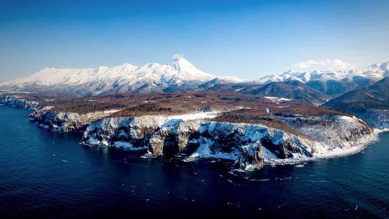Panoramablick auf die Shiretoko-Halbinsel auf Hokkaidō im Winter.