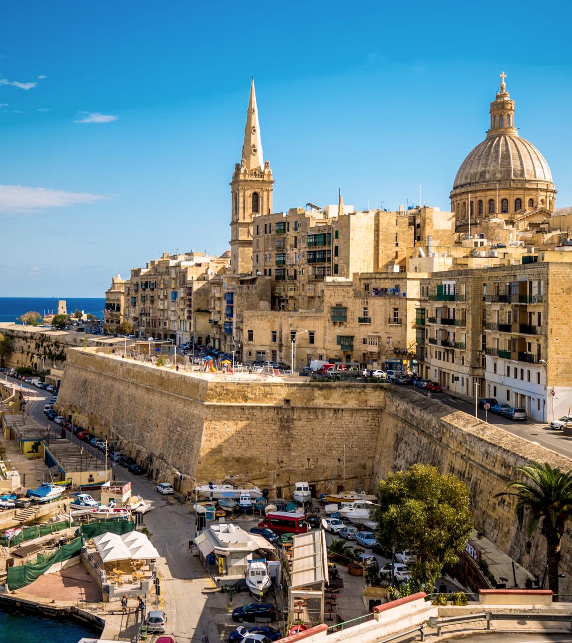 Blick über Valletta, die Hauptstadt von Malta; im Hintergrund das Meer