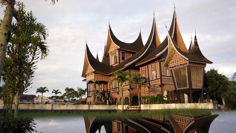 Totale eines großen traditionellen Hauses in West Sumatra