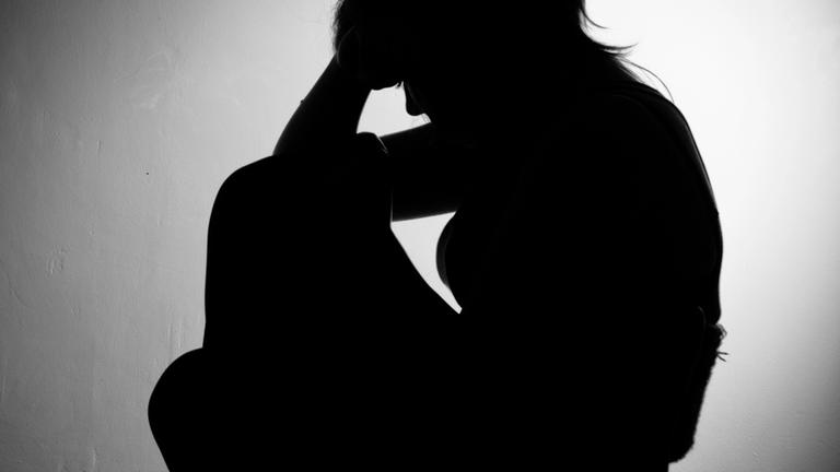 Einsame Frau auf Stuhl