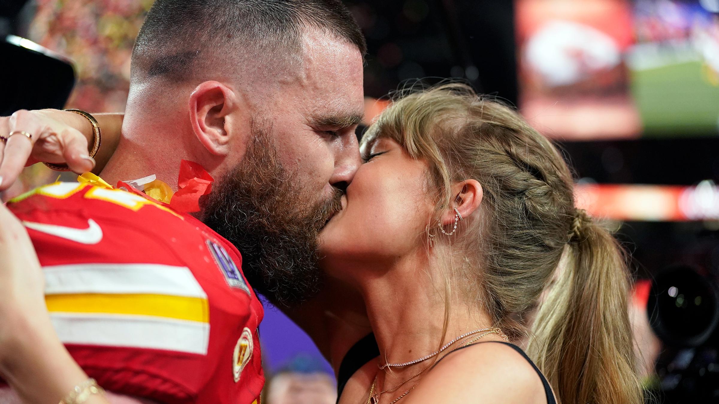Football-Star Travis Kelce wird eine Quizshow moderieren. Der 34-jährige Partner von Taylor Swift werde Quizmaster von "Are You Smarter Than a Celebrity", teilte Amazon mit. (18.04.2024) 