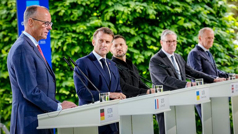 Bundeskanzler Friedrich Merz (l-r, CDU), Frankreichs Präsident Emmanuel Macron, Wolodymyr Selenskyj, Präsident der Ukraine, Keir Starmer, Premierminister von Großbritannien, und Donald Tusk, Ministerpräsident von Polen