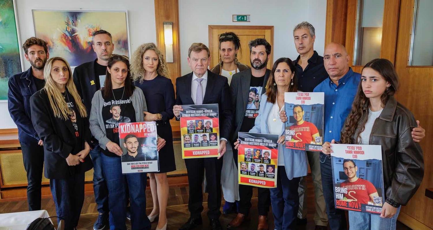 Treffen von Angehörigen der Hamas-Geiseln bei Außenminister Wadephul im Juli 2025 in Berlin.
