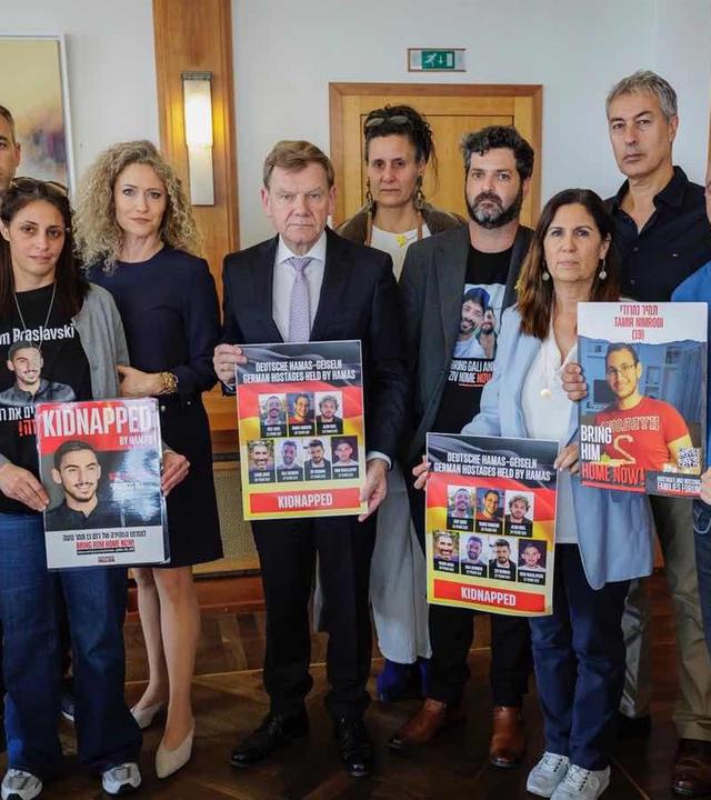 Treffen von Angehörigen der Hamas-Geiseln bei Außenminister Wadephul im Juli 2025 in Berlin.