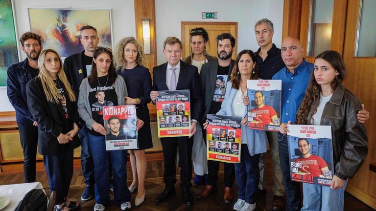 Treffen von Angehörigen der Hamas-Geiseln bei Außenminister Wadephul im Juli 2025 in Berlin.