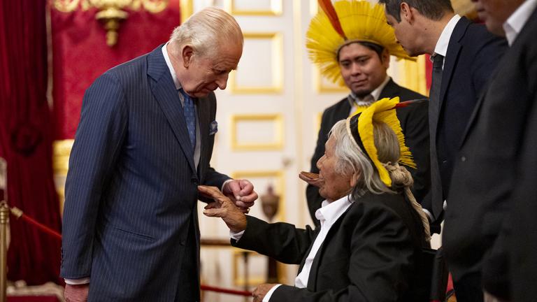 König Charles empfängt indigenen Häuptling