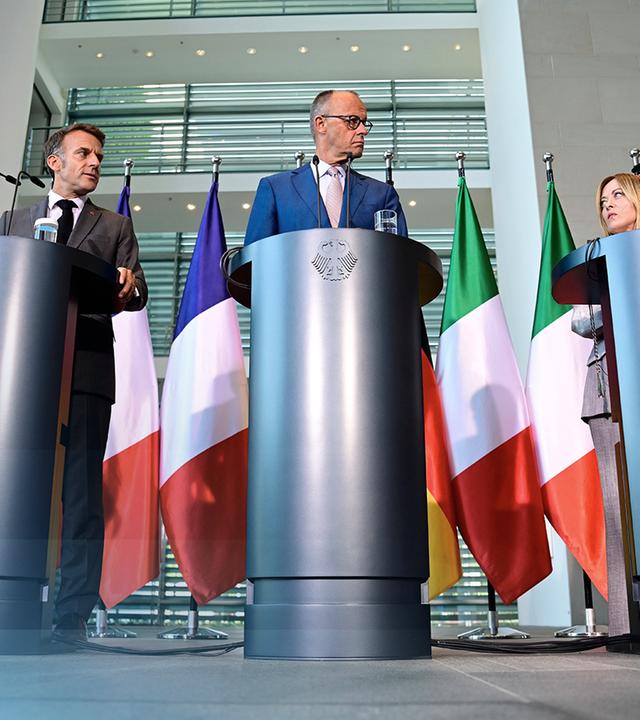 Bild von der Pressekonferenz der E5 in Berlin 2026. In der Mitte steht Merz. Links und rechts von ihm sind Keir Starmer, Giorgia Meloni, Donald Tusk und Emmanuel Macron.