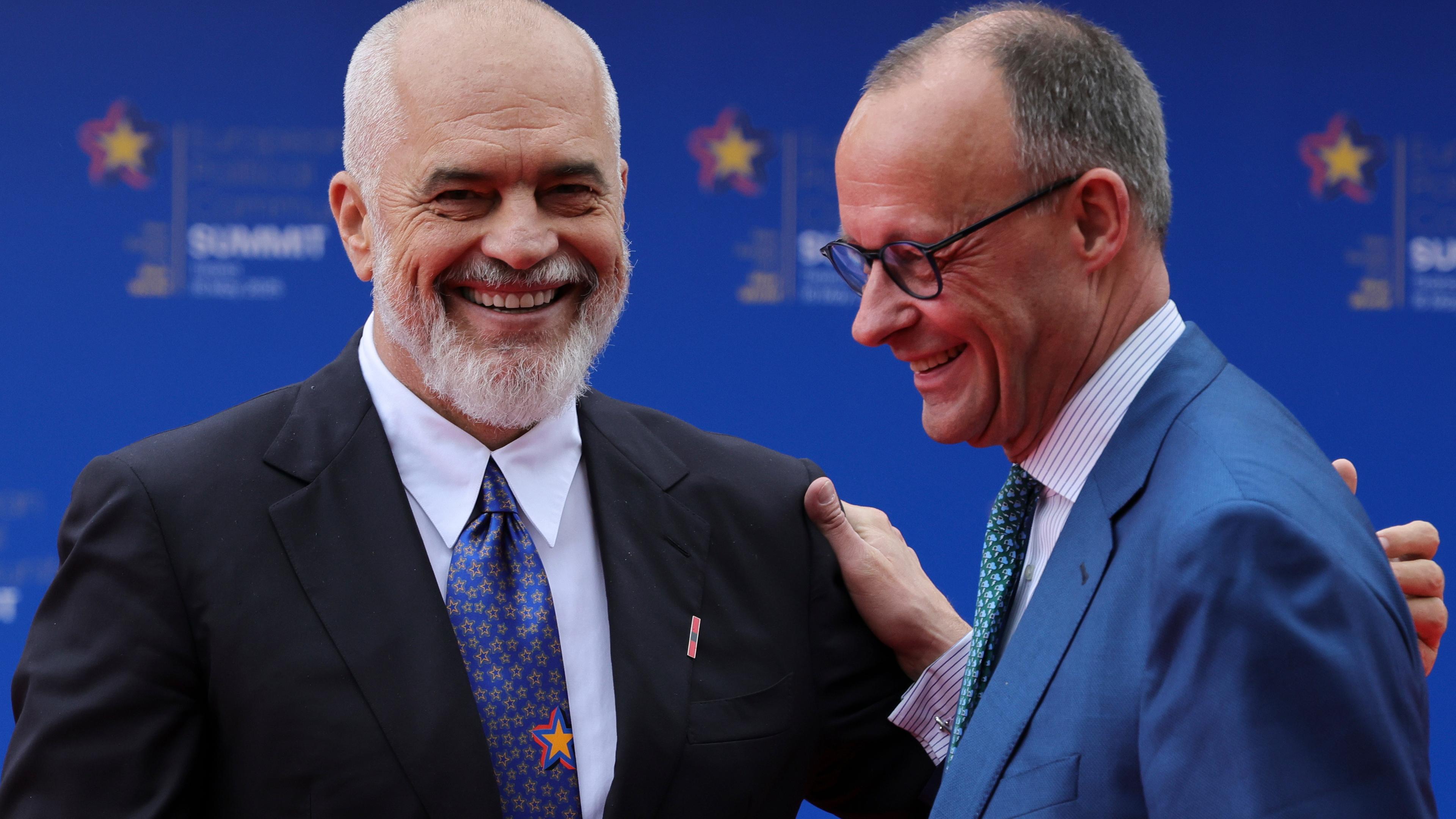 Der albanische Ministerpräsident Edi Rama, links, begrüßt den deutschen Bundeskanzler Friedrich Merz.