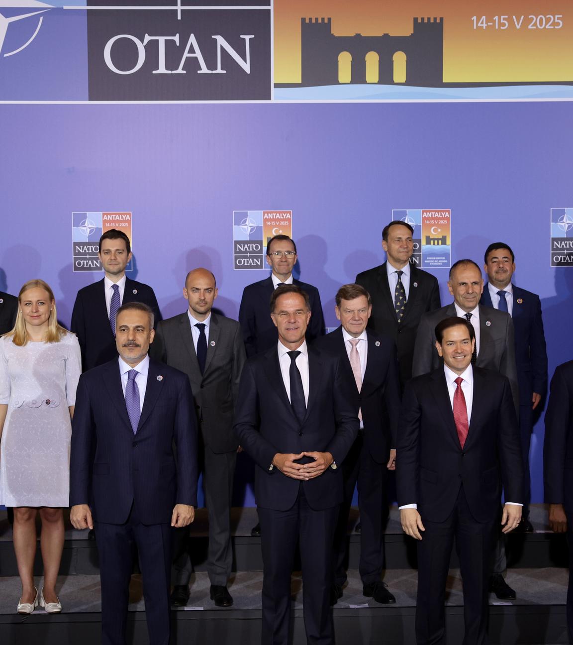 NATO-Generalsekretär Mark Rutte, der türkische Außenminister Hakan Fidan, der britische Außenminister David Lammy, der US-Außenminister Marco Rubio und Teilnehmer posieren für ein Foto während eines informellen Treffens der Außenminister der NATO in Antalya, Türkei, 15. Mai 2025