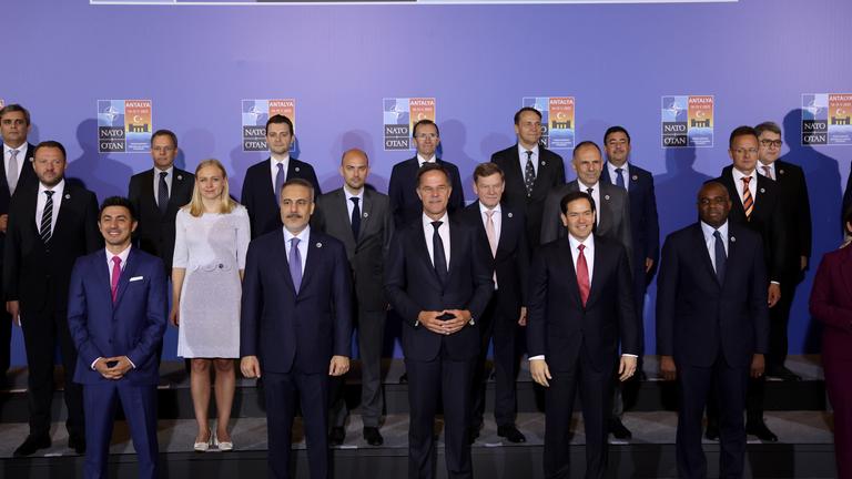 NATO-Generalsekretär Mark Rutte, der türkische Außenminister Hakan Fidan, der britische Außenminister David Lammy, der US-Außenminister Marco Rubio und Teilnehmer posieren für ein Foto während eines informellen Treffens der Außenminister der NATO in Antalya, Türkei, 15. Mai 2025