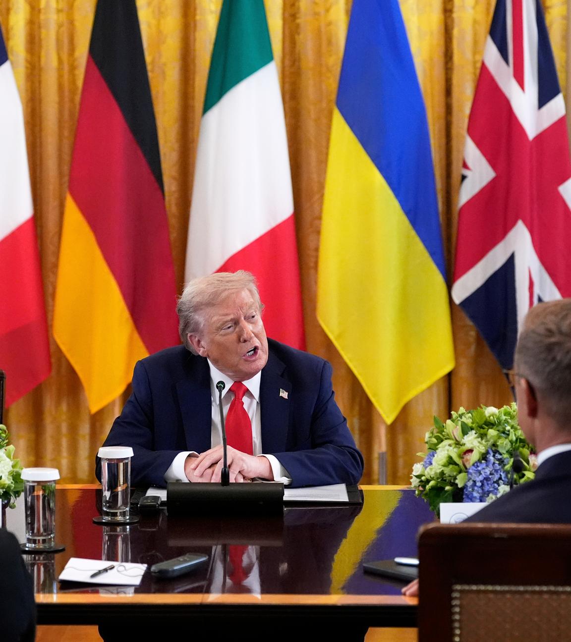 Präsident Donald Trump spricht während eines Treffens mit dem ukrainischen Präsidenten Wolodymyr Selenskyj (im Vordergrund links) und europäischen Staats- und Regierungschefs im Weißen Haus während Frankreichs Präsident Emmanuel Macron (l) und Italiens Premierministerin Giorgia Meloni (r) zuhören.