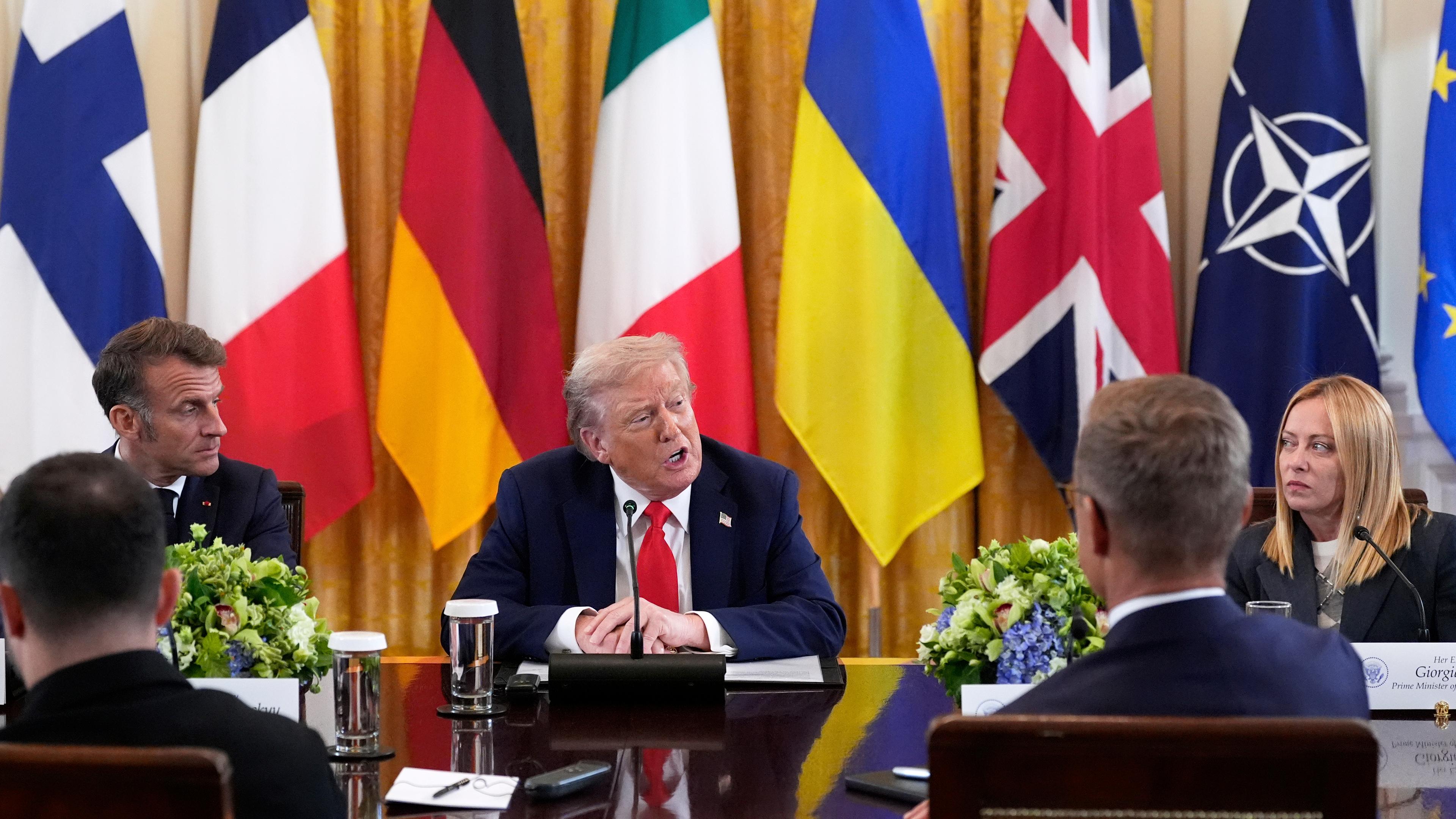 Präsident Donald Trump spricht während eines Treffens mit dem ukrainischen Präsidenten Wolodymyr Selenskyj (im Vordergrund links) und europäischen Staats- und Regierungschefs im Weißen Haus während Frankreichs Präsident Emmanuel Macron (l) und Italiens Premierministerin Giorgia Meloni (r) zuhören.