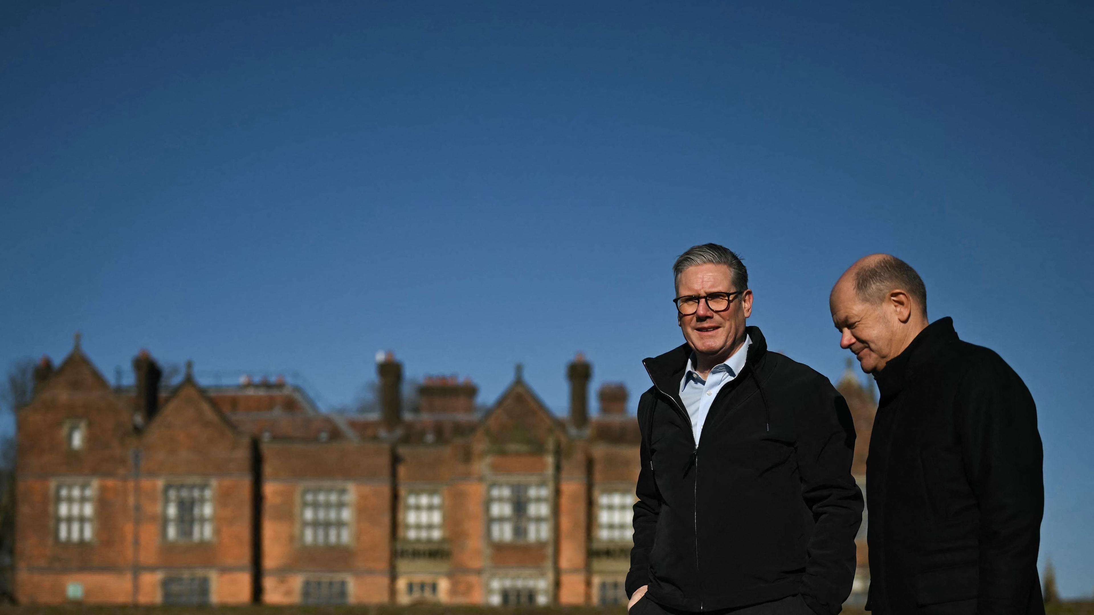 Olaf Scholz und der britische Premier Keir Starmer treffen sich in Chequers.
