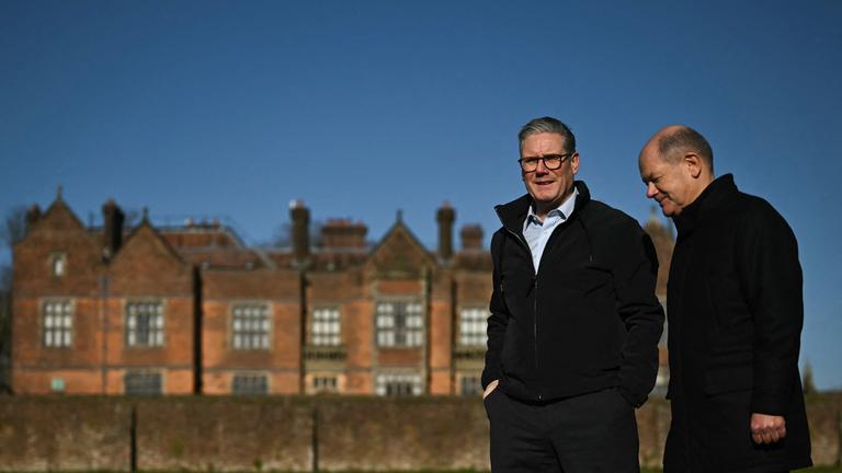 Olaf Scholz und der britische Premier Keir Starmer treffen sich in Chequers.