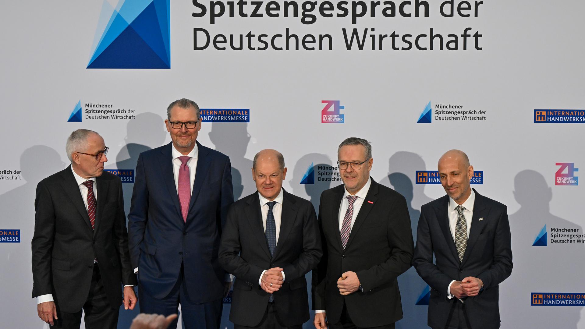Peter Adrian (l-r), Präsident der Deutschen Industrie- und Handelskammer (DIHK), Rainer Dulger, Präsident der Bundesvereinigung der Deutschen Arbeitgeberverbände (BDA), Bundeskanzler Olaf Scholz (SPD), Jörg Dittrich, Präsident des Zentralverbandes des Deutschen Handwerks (ZDH) und Peter Leibinger, Präsident des Bundesverbandes der Deutschen Industrie (BDI), nehmen am Treffen der Präsidenten der vier Spitzenverbände der Deutschen Wirtschaft teil. 
