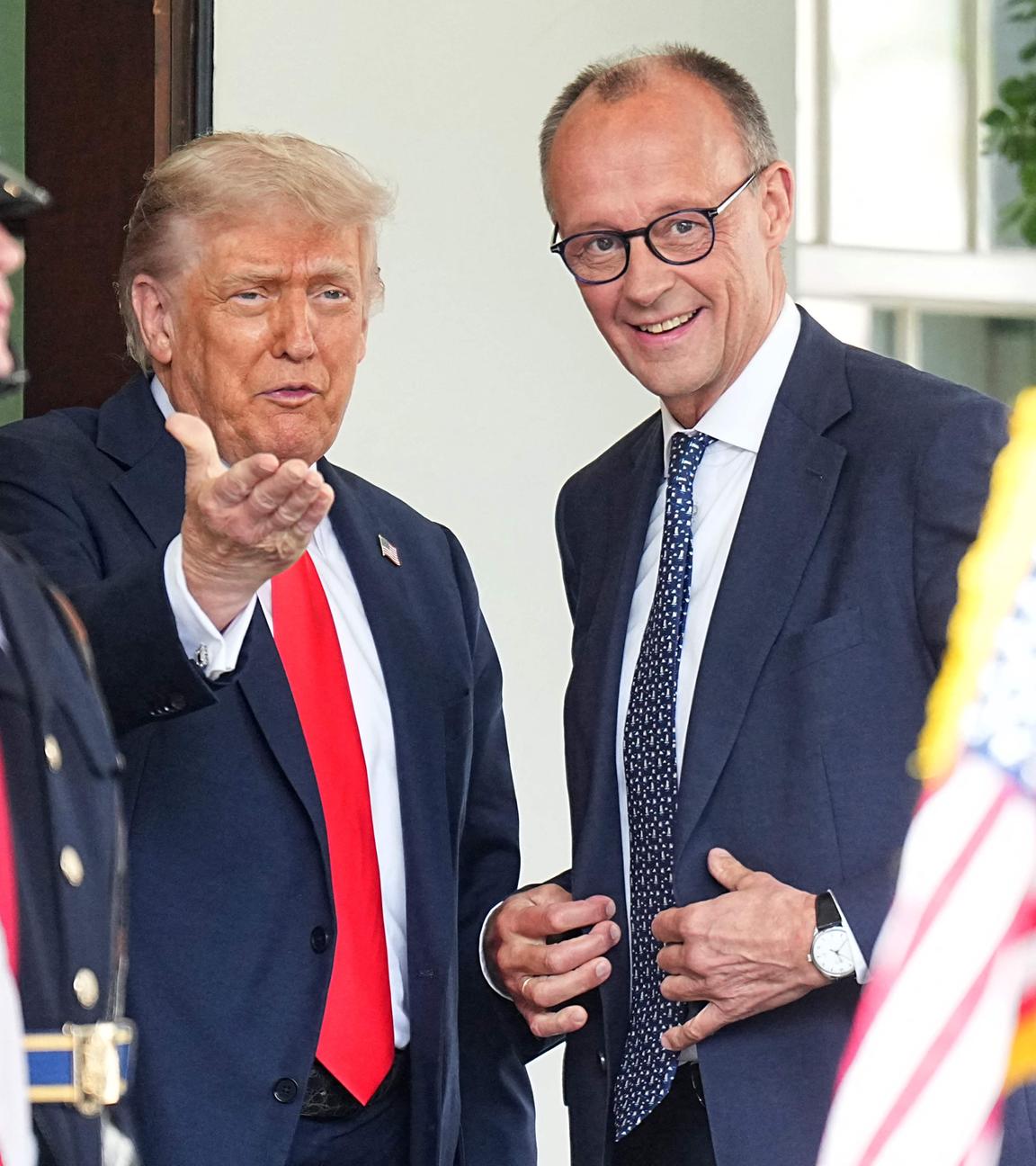 US-Präsident Trump begrüßt Bundeskanzler Friedrich Merz vor dem Weißen Haus.
