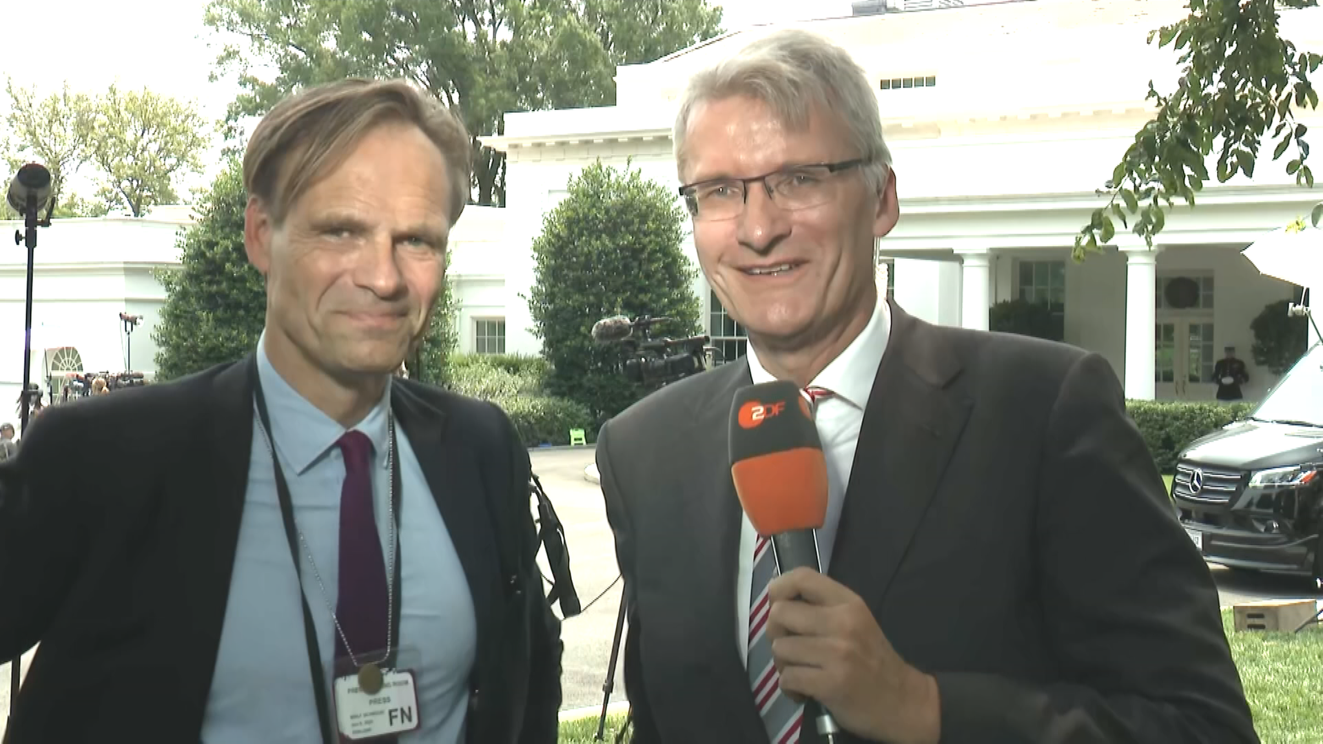 USA-Korrespondent Elmar Theveßen und Wulf Schmiese bei ZDFheute live.