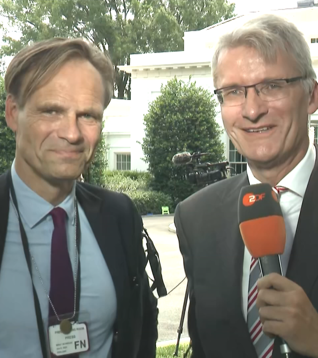 USA-Korrespondent Elmar Theveßen und Wulf Schmiese bei ZDFheute live.