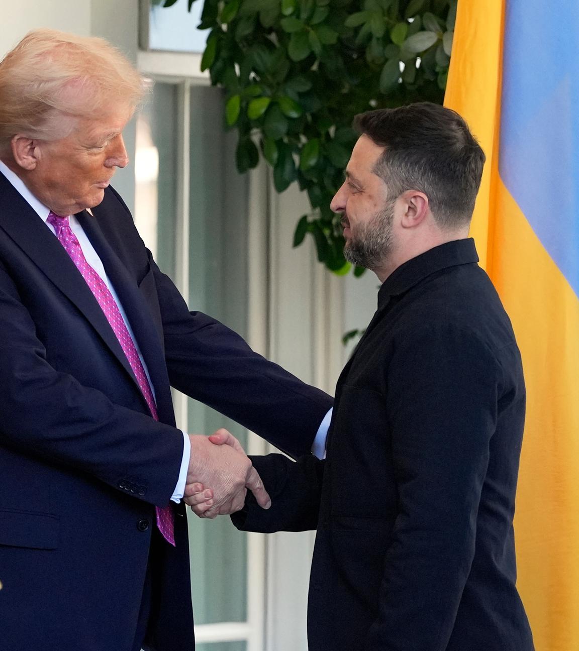 Donald Trump begrüßt Wolodomyr Selenskyi am 17.10.2025 im Weißen Haus, Washington, DC.