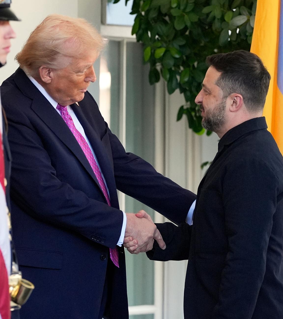 Donald Trump begrüßt Wolodomyr Selenskyi am 17.10.2025 im Weißen Haus, Washington, DC.