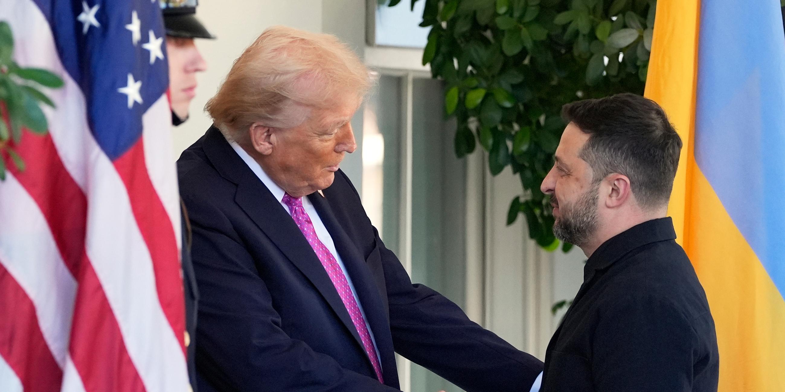 Donald Trump begrüßt Wolodomyr Selenskyi am 17.10.2025 im Weißen Haus, Washington, DC.