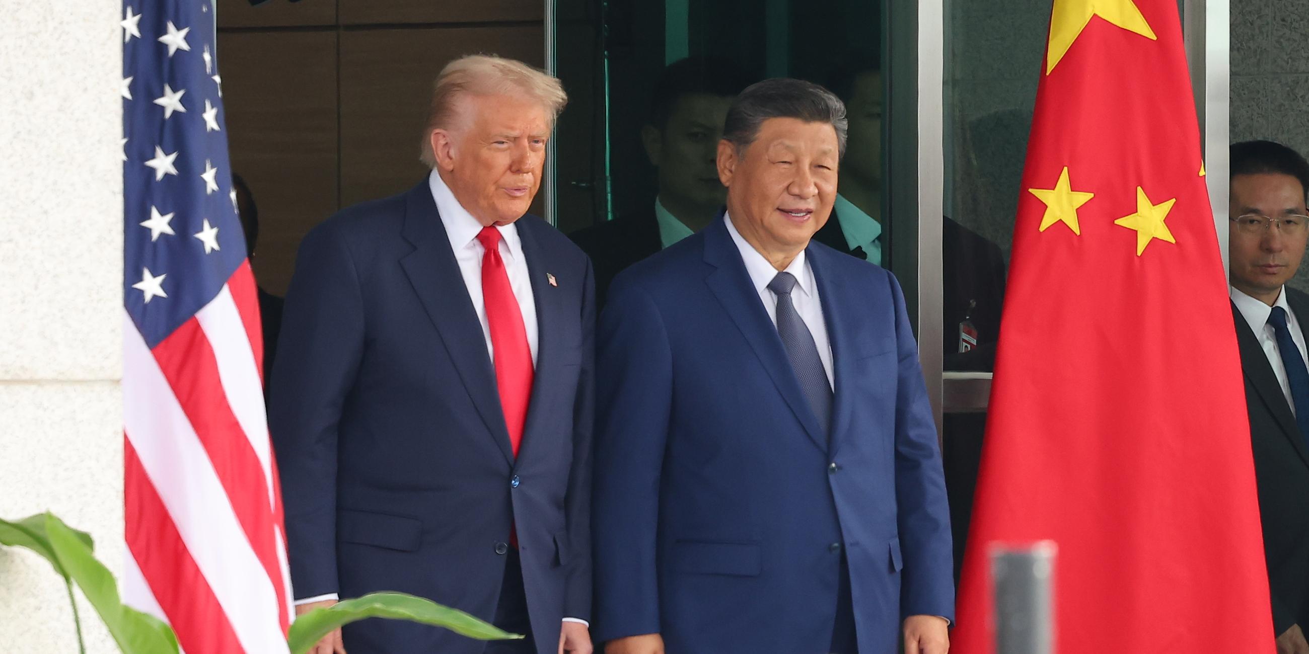 US-Präsident Donald Trump (l) und der chinesische Präsident Xi Jinping bei ihrem Treffen auf dem Gimhae International Airport Jinping