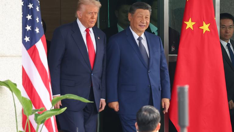 US-Präsident Donald Trump (l) und der chinesische Präsident Xi Jinping bei ihrem Treffen auf dem Gimhae International Airport Jinping