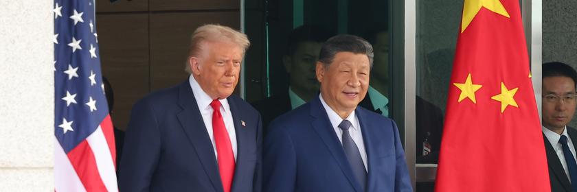 US-Präsident Donald Trump (l) und der chinesische Präsident Xi Jinping bei ihrem Treffen auf dem Gimhae International Airport Jinping