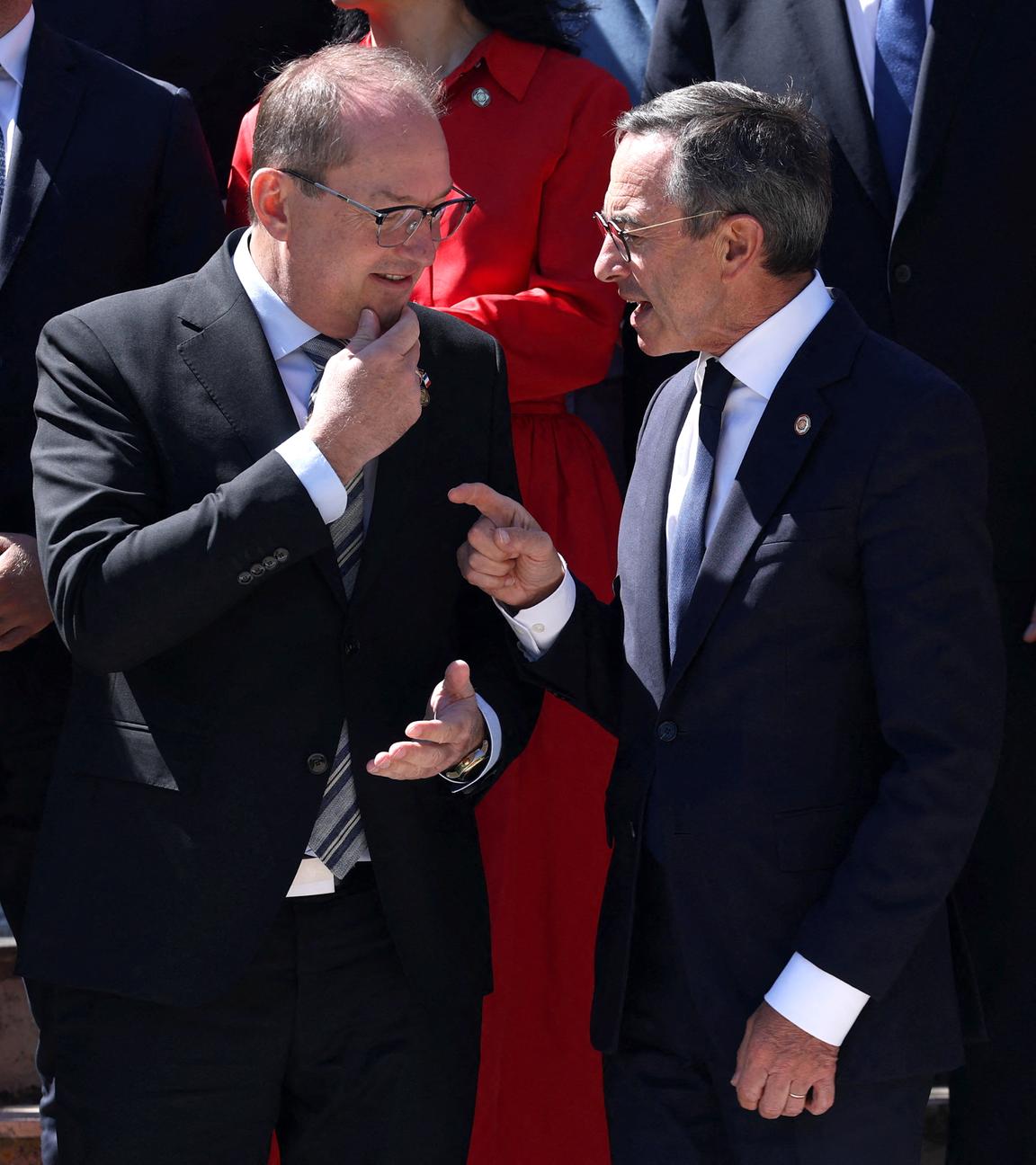 Der französische Innenminister Bruno Retailleau (R) spricht mit dem deutschen Innenminister Alexander Dobrindt (M) neben der französischen Kulturministerin Rachida Dati, während er an einem Familienfoto nach einer Plenarsitzung im Rahmen einer deutsch-französischen Kabinettssitzung in der südlichen Hafenstadt Toulon teilnimmt.