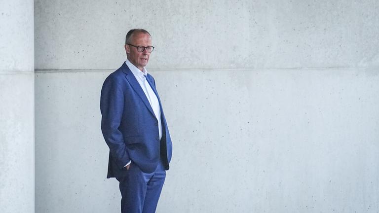 Friedrich Merz (CDU), CDU-Bundesvorsitzender und Unionsfraktionsvorsitzender, kommt nach einem Gespräch mit dem Bundeskanzler aus dem Bundeskanzleramt.