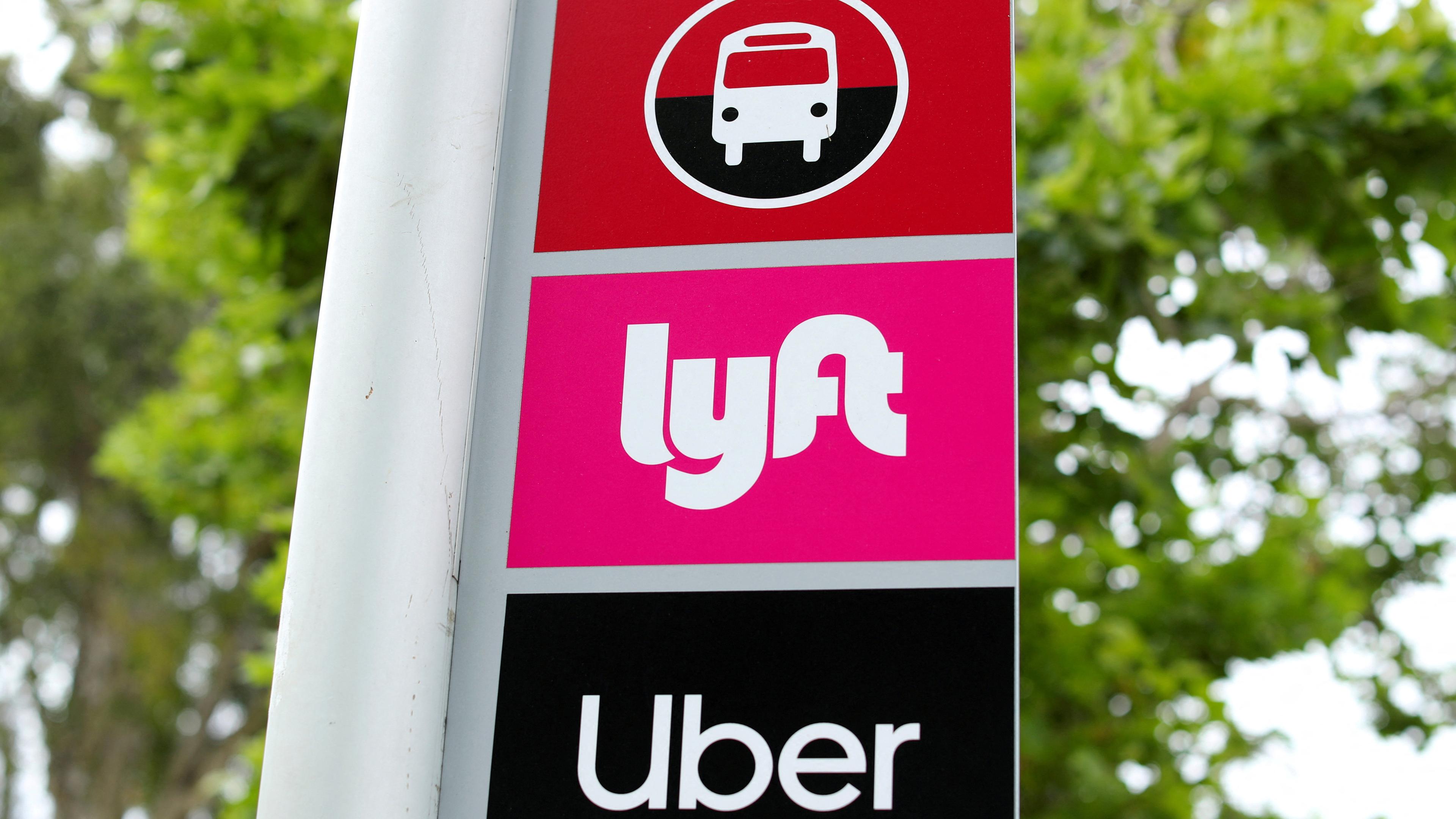 Ein Schild markiert einen Treffpunkt für Lyft- und Uber-Nutzer, aufgenommen am 01.02.2024 in San Diego (USA)