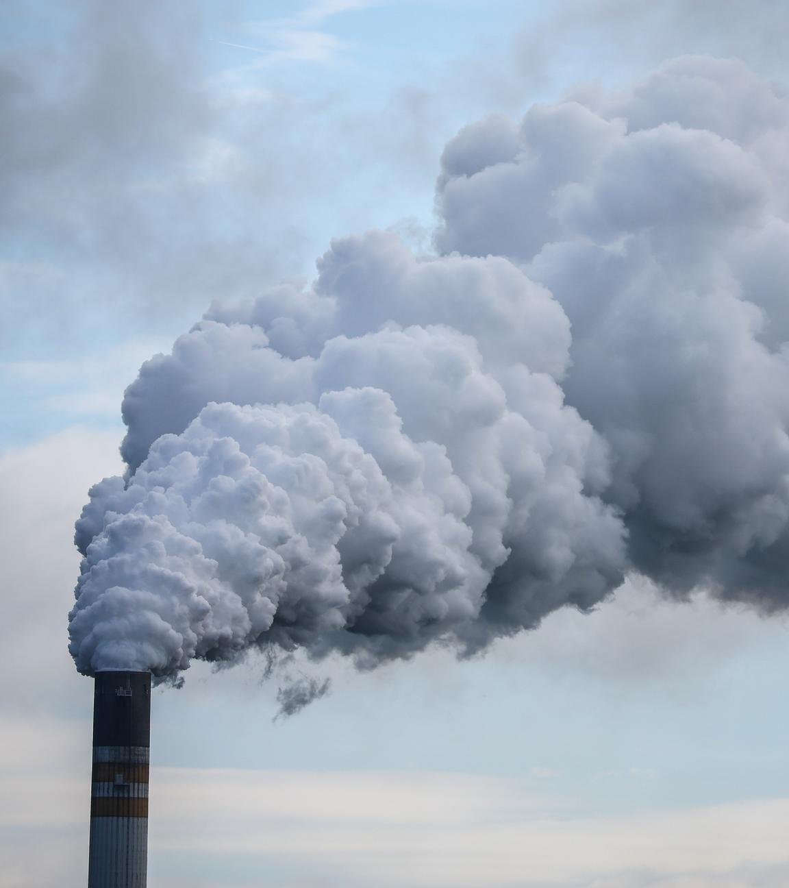 Qualm strömt aus dem Schornstein des Braunkohlekraftwerks Schkopau
