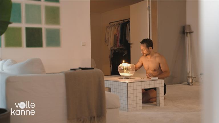 Ein Mann sitzt an einem Tisch