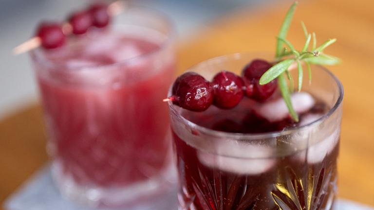  Zwei Gläser mit dem Trendgetränk "Sleepy Girl Mocktail" stehen auf einem Tisch.