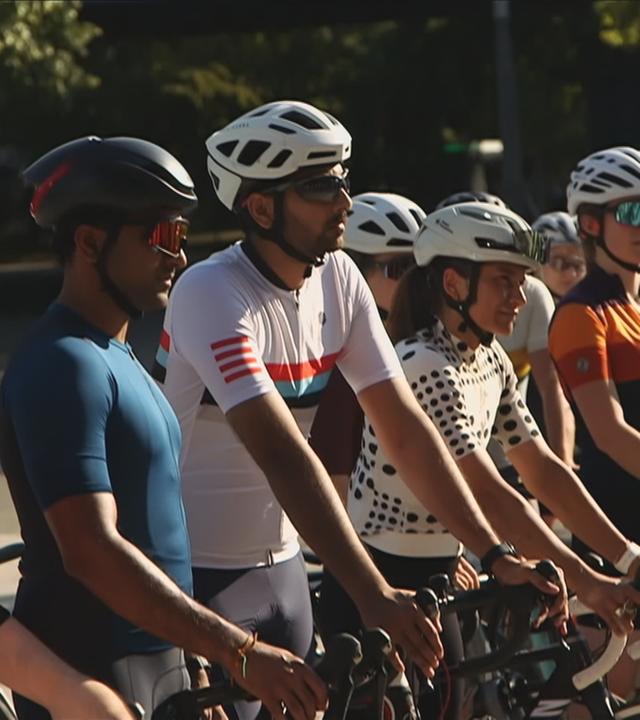 Rennrad-Fahrer aufgereiht und bereit zum Start