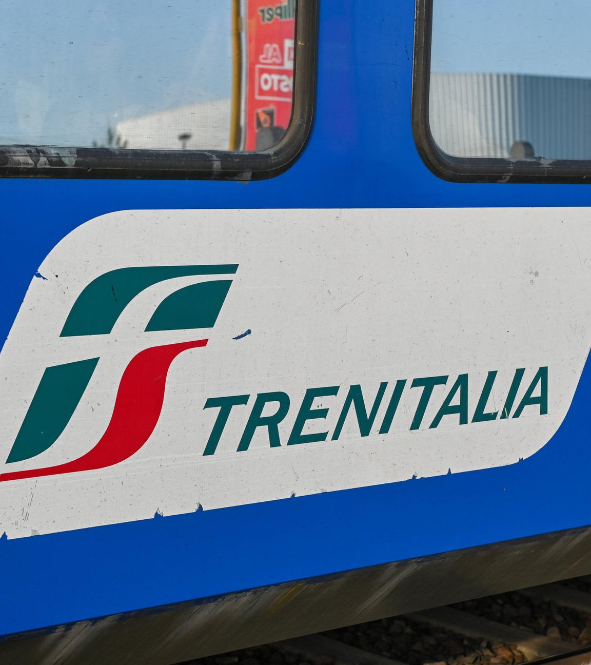 Italien: Das Logo des italienischen Bahnunternehmens Trenitalia auf einem Zug Venedig Venetien